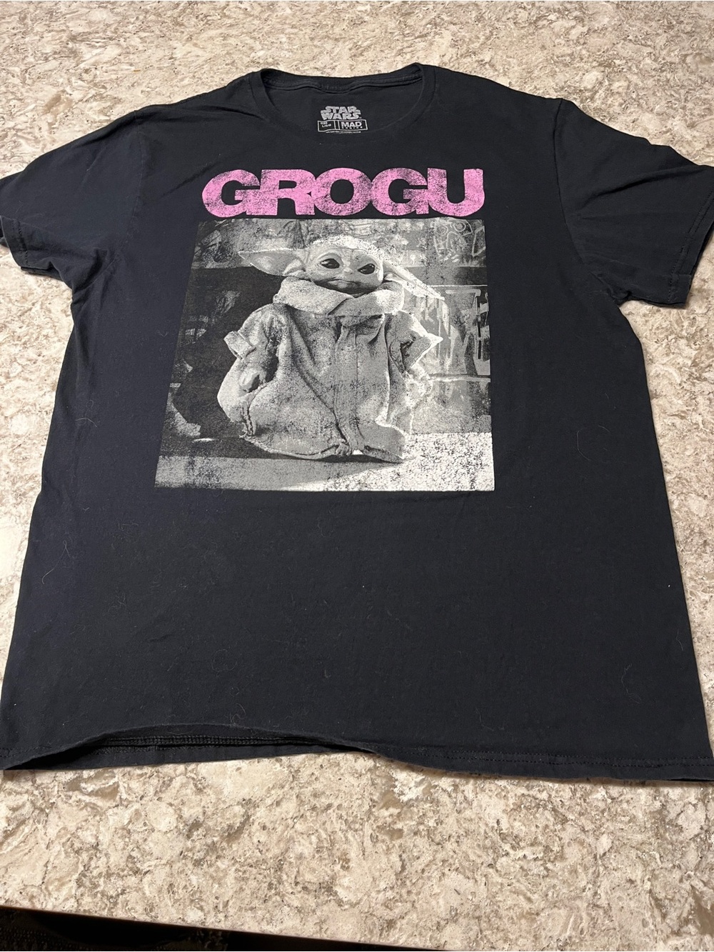 Title: Men's Star Wars: The Mandalorian "Grogu Wall" Graphic T-Shirt Sz L